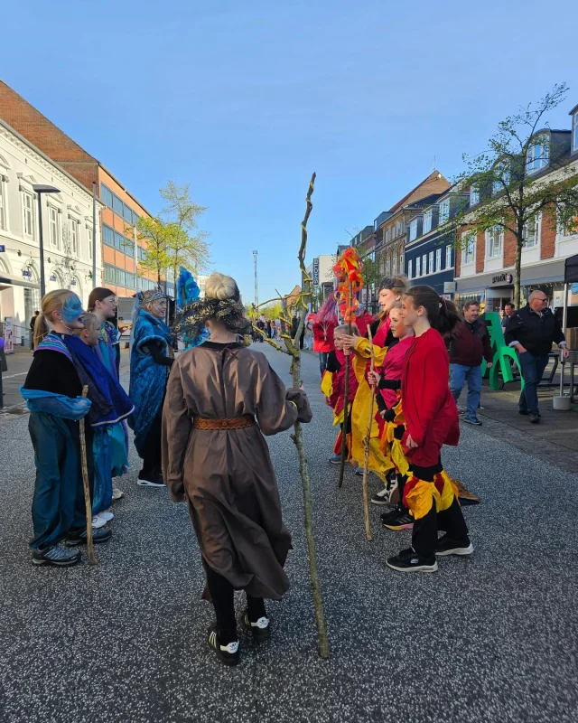 Dramahold 6 skabte magi i gadebilledet med deres forestilling “Flamme og Bølge” under Lys Nat i Skanderborg i fredags. Måske så du dem?