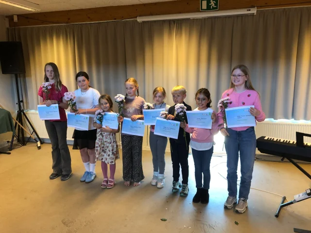 🌟 STORT TILLYKKE til alle de fantastiske elever fra Kulturskolen, der i fredags tog deres første skridt op på scenen til Debutaften på Skovbyskolen!

Debutaften er en helt særlig begivenhed, hvor vores talentfulde elever for første gang optræder foran et publikum. Det var en aften fyldt med mod, glæde og store præstationer! 😊 Efter optrædenerne blev hver elev fejret med blomster, diplom og børnechampagne – en velfortjent hyldest til deres indsats! 🥂🌸

Vi er SÅ stolte af jer alle sammen! Tak for at fylde Skovbyskolen med musik og magi. ✨

#Debutaften #Skovbyskolen #KulturskolenSkanderborg  #FørsteGangPåScenen #MusikGlæde #UngeTalenter