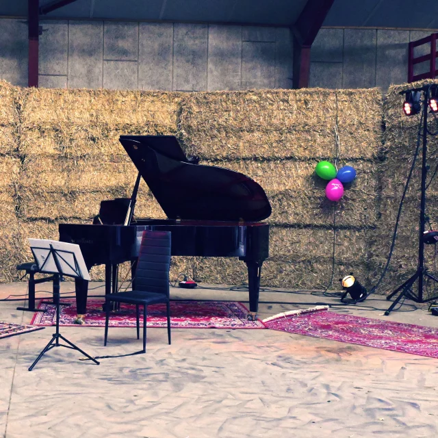 Musik, mark og midsommerstemning – vi gør det igen
I starten af maj forvandlede vi laden på Vidtskuegaard i Mesing til koncertsal for en aften. Et flygel, fællesskab, grill og gyldne toner fyldte rummet, mens Kulturskolens elever gav publikum en aften fuld af nærvær og musikalsk magi.

NU GØR VI DET IGEN
Mandag d. 2. juni inviterer vi til ny ladekoncert – denne gang på Holmedal 25 ved Voerladegaard, hvor laden bliver rammen om fællessang og korsang med Kulturskolens ungdomskor og Voerkoret.

Sæt kryds i kalenderen – og glæd dig til endnu en aften, hvor musikken rykker ud på landet.
📍 Holmedal 25, Voerladegaard
📅 Mandag den 2. juni kl. 16.30