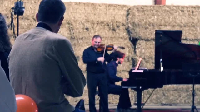 Tilbageblik på Ladekoncerten på Vidtskuegård 

Vi har samlet nogle af de bedste øjeblikke fra vores Ladekoncert på Vidtskuegård i en lille film – og vi er stadig helt høje af stemningen, musikken og de skønne omgivelser! 

Se med og mærk stemningen – og glæd jer sammen med os, for i morgen, mandag, gentager vi succesen i Voerladegård! Denne gang slår vi dørene op til en helt særlig oplevelse i samarbejde med Voerladegård Borgerforening. Tag med os til Holmedal 25, hvor en ung, lokal fåreavler lægger lade til en unik fællessangs- og korkoncert. Her kan du opleve Kulturskolens ungdomskor og Voerkoret – børnekor 4.-6. klasse fra Voerladegård Skole.

Vi glæder os til endnu en uforglemmelig aften fyldt med musik, fællesskab og lade-magisk stemning. Ses vi?