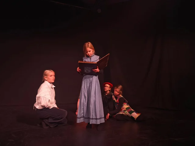Idag har de fire dramahold, som er på programmet til Teaterfestivalen "Sceneklar" øvet og lavet generalprøver. Alle er topklar til at give den gas imorgen fra kl. 11-15 - kommer du? 🎭
Det er helt gratis og afholdes på Møltoftvej 6, Skårup, 8660 Skanderborg. 

Programmet for teaterfestivalen

11.00: Hold 5 – Hemmelighedernes børnehjem

11.45: Hold 4- Hello

12.15: Pause

13.30: Hold 1 – Er du gal Alice?

14.15: Hold 3 – Håndbogen for de nyligt afdøde

Vi ses!