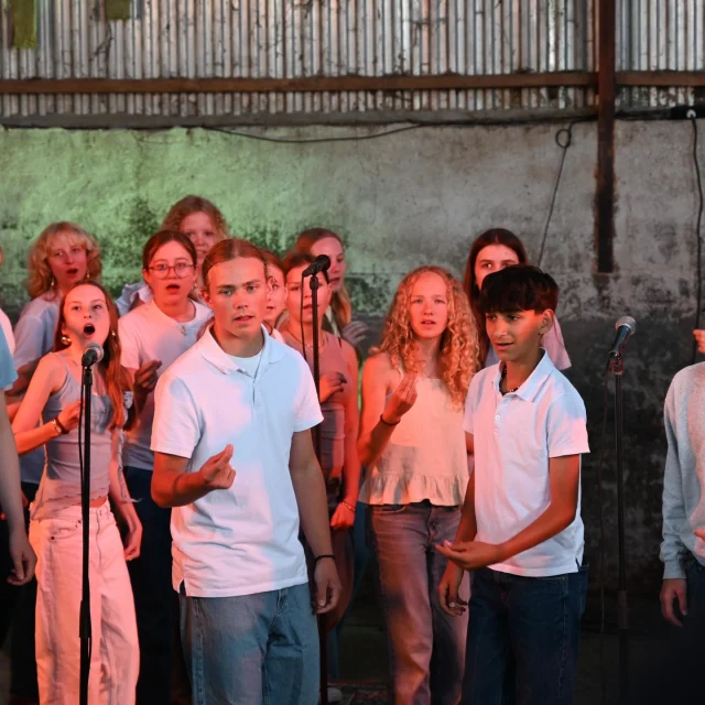 1000 tak for en uforglemmelig ladekoncert i Voerladegård!
Sikke en stemning, sikke et fremmøde! ❤️
I anledning af Kulturskolens 50 års jubilæum rykkede musikken igen ud på landet – og hvilken aften det blev!

Et særligt tak til Voerkoret fra Voerladegård Skole (4.-6. klasse) og Kulturskolens ungdomskor for smukke og rørende optrædener i den stemningsfulde lade ved Holmedal 25. Tak også til Voerladegård Borgerforening for samarbejdet og til alle, der gik med på fællesvandring, grillede, sang med – og gjorde aftenen helt særlig.

Vi glæder os allerede til næste ladekoncert 🎶✨

#ladekoncert #kulturskolenskanderborg #voerladegård #fællesskab #børnekor #ungdomskor #musikoplevelse #kulturskolenskanderborg50år #enspire #50årsjubilæum #voerladegårdogomegn