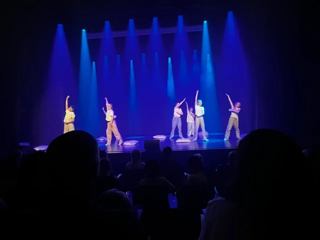 Kulturskolens dansehold afsluttede sæsonen med et fantastisk danseshow fyldt med glæde, energi og sommerstemning.

Elever i alle aldre indtog scenen og viste, hvad de har arbejdet på i foråret – fra seje moves til smukke koreografier i mange forskellige stilarter.

Et stort tak til danselærerne Christina Berg Nielsen, Jon Stage, Maria Pearl Weise og Lucas Kruse Kristiansen, som sammen med deres dygtige elever skabte en uforglemmelig eftermiddag.

Tak til alle jer, der kom og var med til at fejre dansen og kickstarte sommeren sammen med os! 

Vi har masser af dansehold næste sæson - også lige i nærheden af dig. Læs mere på vores hjemmeside (tilmeldingen er åben) www.kulturskolenskanderborg.dk