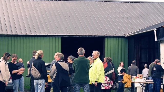 Ladekoncert i Voerladegaard – Musikken rykker ud i landskabet

Vi har netop afholdt vores anden ladekoncert – denne gang i idylliske Voerladegaard! I anledning af Kulturskolens 50-års jubilæum flytter vi musikken ud af de vante rammer og ind i det smukke, lokale landskab, hvor vi sammen skaber unikke musikalske oplevelser tæt på naturen og fællesskabet.

Denne koncert fandt sted i samarbejde med Voerladegaard Borgerforening på Holmedal 25 – en gård lidt uden for byen, hvor en ung, lokal fåreavler åbnede ladeportene for en særlig aften med fællessang og korsang. Publikum kunne opleve både Kulturskolens ungdomskor og Voerkoret – børnekoret fra Voerladegaard Skole med elever fra 4.-6. klasse – i en varm og nærværende koncert midt i landlige omgivelser.

Ladekoncerterne er en hyldest til både musikken og fællesskabet, og vi glæder os til at invitere jer med til endnu flere koncerter i løbet af jubilæumsåret.

Følg med – vi ses i laden!